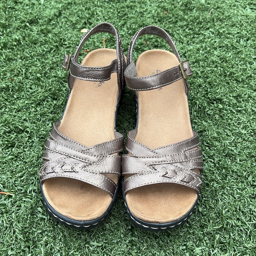 Clark’s Bendables Bronze Leather Strappy Wedge Sandals Shoes Size 8